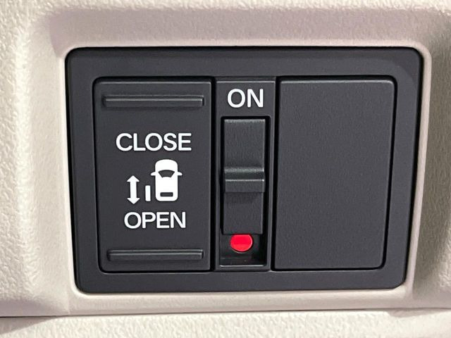 【パワースライドドア】スマートキーや運転席のスイッチでスライドドアの開閉が可能♪電動だから力を入れてドアを開ける必要が無く、小さいお子様でも、重い荷物を持っている時もラクに開け閉めできます♪