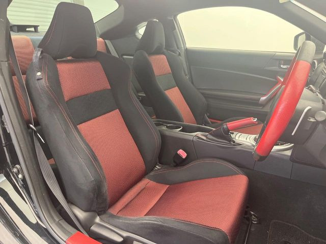 運転席まわりには十分なスペースがあり、大柄な方でもゆったり運転していただける環境です。