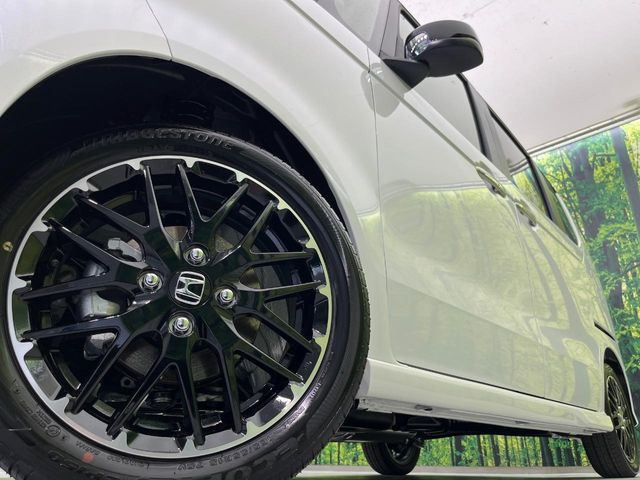 【純正15インチアルミホイール】外観にマッチした純正アルミホイールを装着しております。各種社外アルミホイールや、スタッドレスタイヤも取扱いしております。是非ご相談ください♪