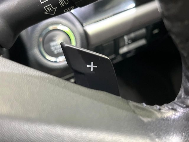 【パドルシフト】ハンドルから手を離さずに素早くシフトアップ&ダウンができるので、エンジンブレーキを使う下り坂や高速道路の合流で加速したい場面で役立ちます。