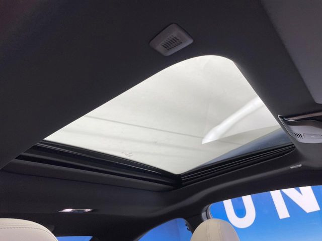 ●サンルーフ:開放感たっぷりの希少装備、サンルーフが装着されています!車内に明かりを取り入れたり景色を楽しむ以外にも、車内の空気も簡単に換気できて快適です!