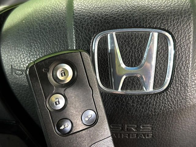 �yHonda�X�}�[�g�L�[�z�J�o����|�P�b�g�ɓ��ꂽ�܂܂ł��h�A�̎{���E�������\�ȃX�}�[�g�L�[�𑕔��B�G���W���̃I���E�I�t�����J�M�����o���K�v����������Ƃ��Ă��֗��ł���