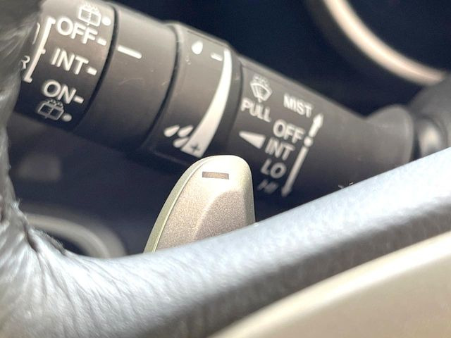 【パドルシフト】ハンドルから手を離さずに素早くシフトアップ&ダウンができるので、エンジンブレーキを使う下り坂や高速道路の合流で加速したい場面で役立ちます。