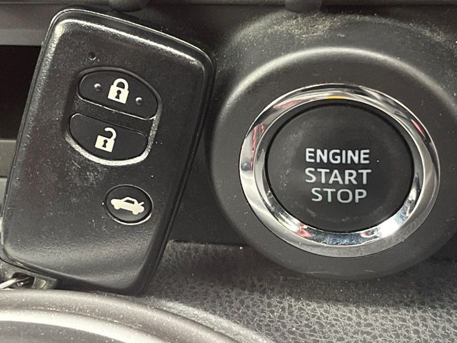 【スマートキー】カバンやポケットに入れたままでもドアの施錠・解錠が可能なスマートキーを装備。エンジンのオン・オフ時もカギを取り出す必要が無いからとっても便利です♪