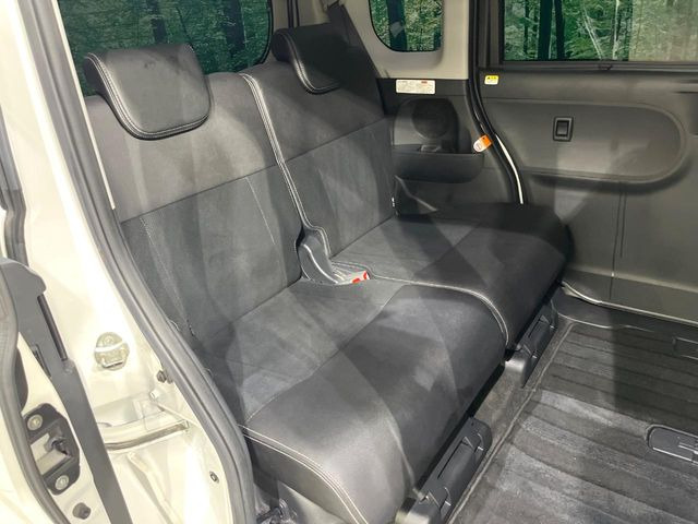 後部座席も気になるようなキズ・汚れやへたり等、大きなダメージはなく、良好な状態です。