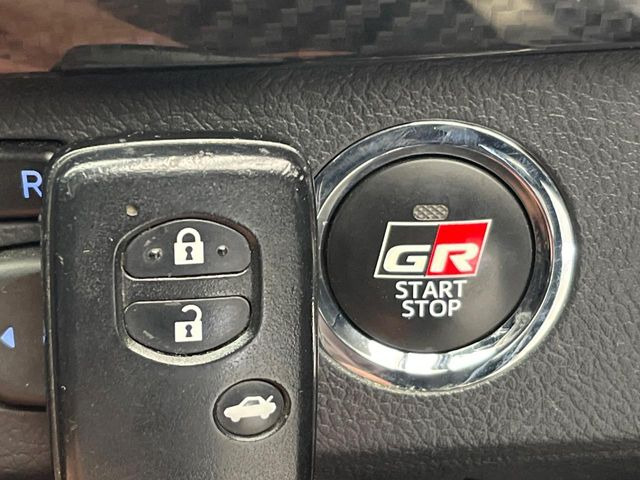 【スマートキー】カバンやポケットに入れたままでもドアの施錠・解錠が可能なスマートキーを装備。エンジンのオン・オフ時もカギを取り出す必要が無いからとっても便利です♪