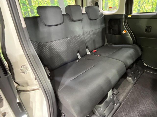 後部座席も気になるようなキズ・汚れやへたり等、大きなダメージはなく、良好な状態です。
