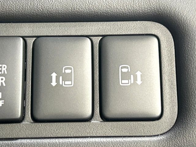 【両側パワースライドドア】スマートキーや運転席のスイッチで後席両側スライドドアの開閉が可能♪電動だから力を入れてドアを開ける必要が無く、小さなお子様でも簡単に開け閉めでき快適です♪