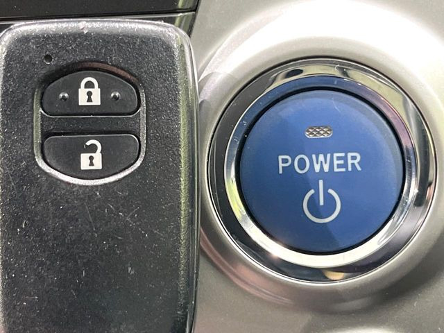 【スマートキー】カバンやポケットに入れたままでもドアの施錠・解錠が可能なスマートキーを装備。エンジンのオン・オフ時もカギを取り出す必要が無いからとっても便利です♪