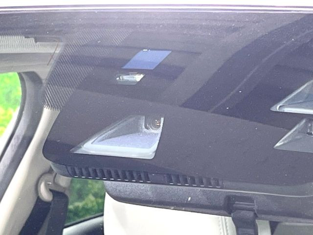 【スマートシティブレーキサポート】低速走行中に前方の車両等を認識し、衝突しそうな時は警報とブレーキで衝突回避と被害軽減をアシスト。より安全にドライブをお楽しみいただけます。