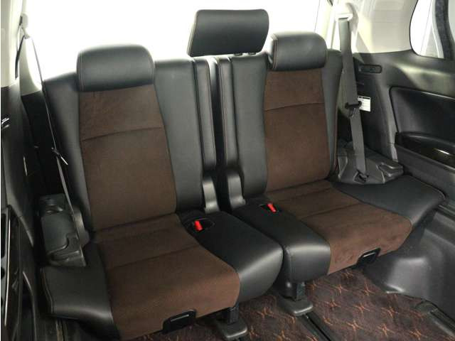サードシートも広々とした空間をご用意しております!シートアレンジにて、快適スペースを作ることも可能となっております!アレンジパターンも豊富で、様々なシーンにご利用いただけます!