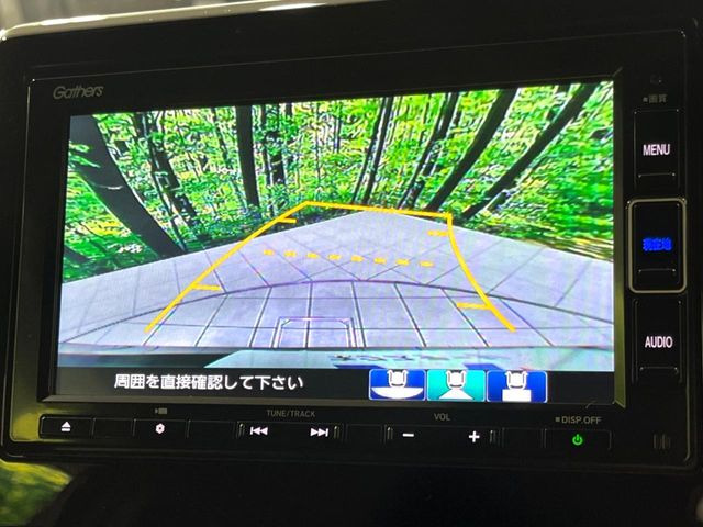 【バックカメラ】駐車時に後方がリアルタイム映像で確認できます。大型商業施設や立体駐車場での駐車時や、夜間のバック時に大活躍!運転スキルに関わらず、今や必須となった装備のひとつです!