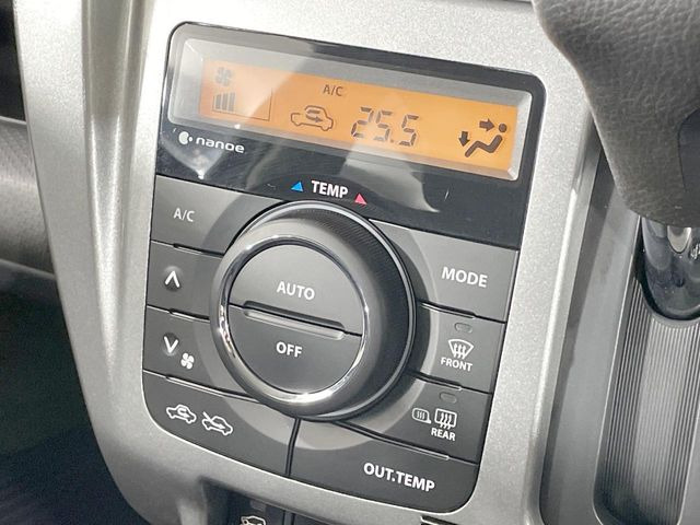 【オートエアコン】一度お好みの温度に設定すれば、車内の温度を検知し風量や温度を自動で調整。暑い…寒い…と何度もスイッチ操作をする必要はありません。快適な車内空間には必須の機能ですね♪