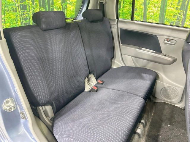 広々とした2列目シートは居住性が高く、居心地も快適!友達や家族とのお出かけにぴったりです。ベビーシートやチャイルドシート使用時も快適にお過ごしいただける十分な空間を確保しています。