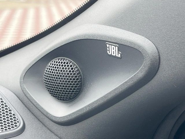 �yJBL�T�E���h�V�X�e���z���[�J�[�I�v�V�����̍��i�ʃT�E���h�V�X�e���𓋍ځB��p�̃`���[�j���O���{���ꂽ�召�l�X�ȃX�s�[�J�[����ǎ��ȃT�E���h���t�ł��A�Տꊴ���ӂ�鉹����Ԃ����o���܂��B