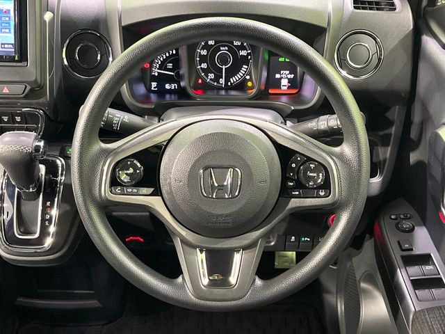 インテリアに合わせたデザインのステアリングは、運転される方のことも考え、運転しやすい形状、大きさです。是非一度、実際に触ってお確かめください。