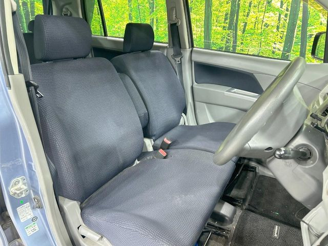 運転席まわりには十分なスペースがあり、大柄な方でもゆったり運転していただける環境です。