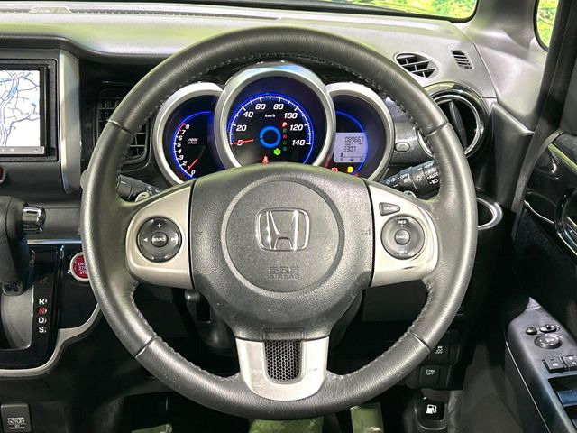 インテリアに合わせたデザインのステアリングは、運転される方のことも考え、運転しやすい形状、大きさです。是非一度、実際に触ってお確かめください。