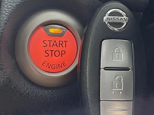 【インテリジェントキー】カバンやポケットに入れたままでもドアの施錠・解錠が可能なスマートキーを装備。エンジンのオン・オフ時もカギを取り出す必要が無いからとっても便利です♪