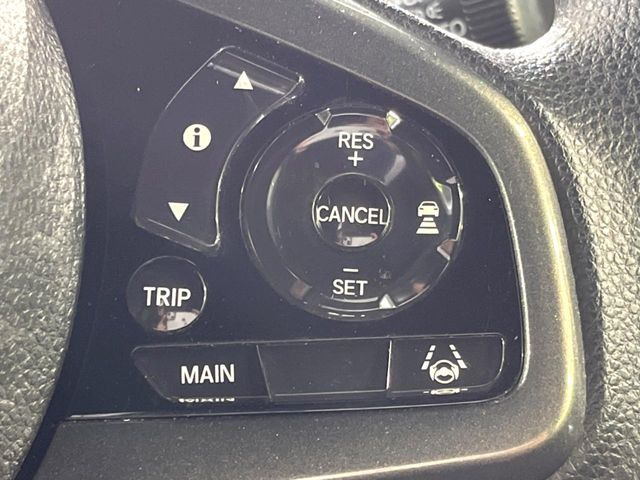 【アダプティブクルーズコントロール】高速道路での長距離走行が楽に!!自動で速度を保つクルーズコントロールが、衝突軽減システムと連携し、前方の車両を感知して車間を保つように速度調節してくれます!!