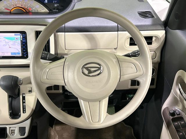 �C���e���A�ɍ��킹���f�U�C���̃X�e�A�����O�́A�^�]�������̂��Ƃ��l���A�^�]���₷���`��A�傫���ł��B�����x�A���ۂɐG���Ă��m���߂��������B