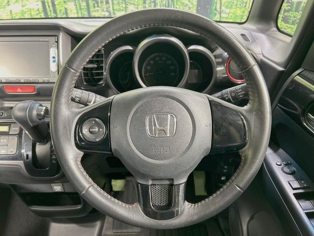 ステアリングも使用感が少なく、きれいな状態となっております♪