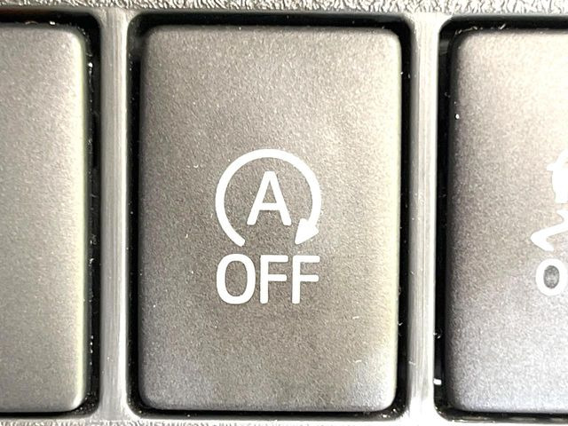 【アイドリングストップ】赤信号や渋滞で停車した際にエンジンを停止し、無駄な燃料の消費を抑えます。燃費向上や環境保護につなげる機能♪エンジンはブレーキを離せば再始動します。