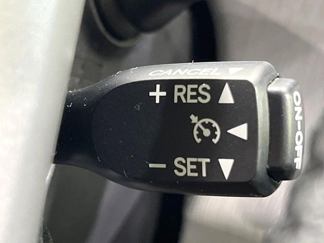 【クルーズコントロール】高速道路もラクラク走行。アクセルを離しても一定速度で走行ができ、長距離運転時の負担を軽減!加速・減速も簡単なスイッチ操作で調整できます。