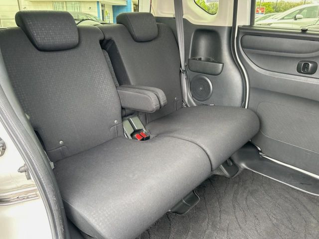 広々とした2列目シートは居住性が高く、居心地も快適!友達や家族とのお出かけにぴったりです。ベビーシートやチャイルドシート使用時も快適にお過ごしいただける十分な空間を確保しています。