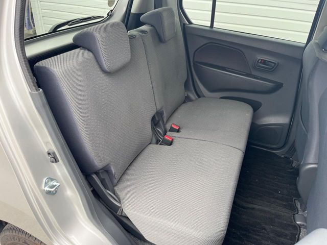 後部座席も気になるようなキズ・汚れやへたり等、大きなダメージはなく、良好な状態です。