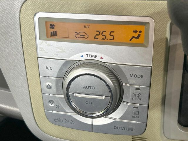 【オートエアコン】一度お好みの温度に設定すれば、車内の温度を検知し風量や温度を自動で調整。暑い…寒い…と何度もスイッチ操作をする必要はありません。快適な車内空間には必須の機能ですね♪