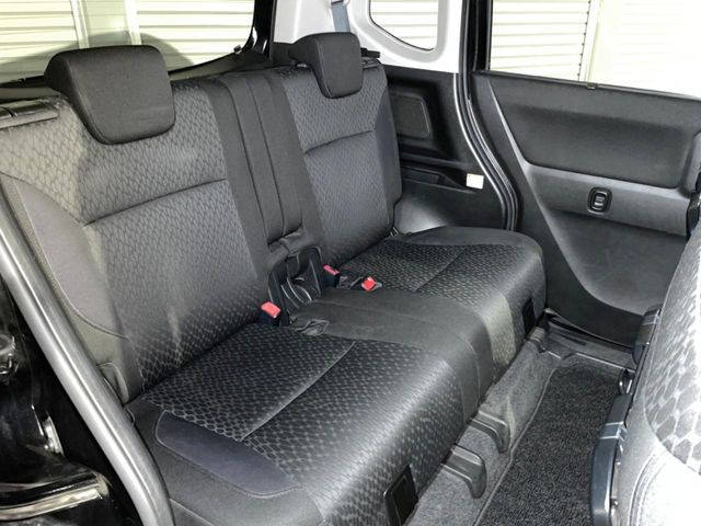 広々とした2列目シートは居住性が高く、居心地も快適!友達や家族とのお出かけにぴったりです。ベビーシートやチャイルドシート使用時も快適にお過ごしいただける十分な空間を確保しています。