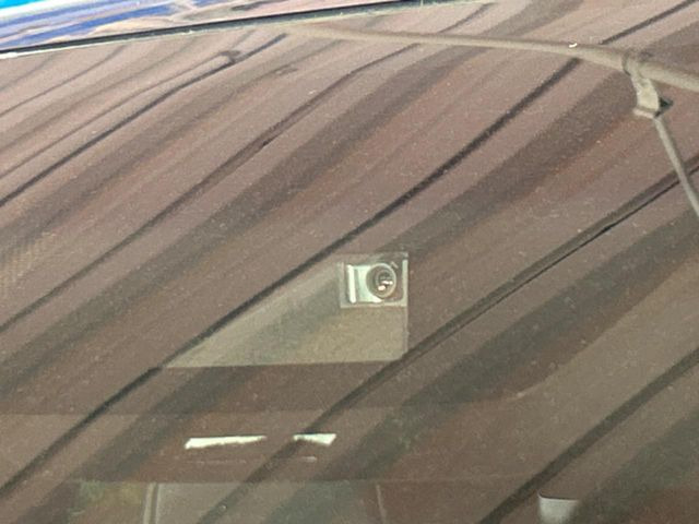 【トヨタセーフティセンス】走行中に前方の車両等を認識し、衝突しそうな時は警報とブレーキで衝突回避と被害軽減をアシスト。より安全にドライブをお楽しみいただけます。