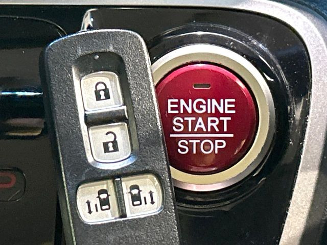 【Hondaスマートキー】カバンやポケットに入れたままでもドアの施錠・解錠が可能なスマートキーを装備。エンジンのオン・オフ時もカギを取り出す必要が無いからとっても便利です♪
