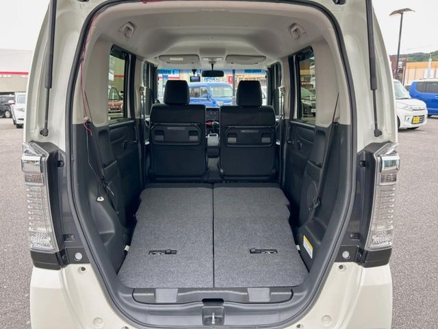 ラゲッジルームは、大容量のスペースを確保。普段のお買い物からレジャーまで、幅広く活躍してくれます!また、リアシートを倒すことでバリエーション豊かにお使いいただけます。