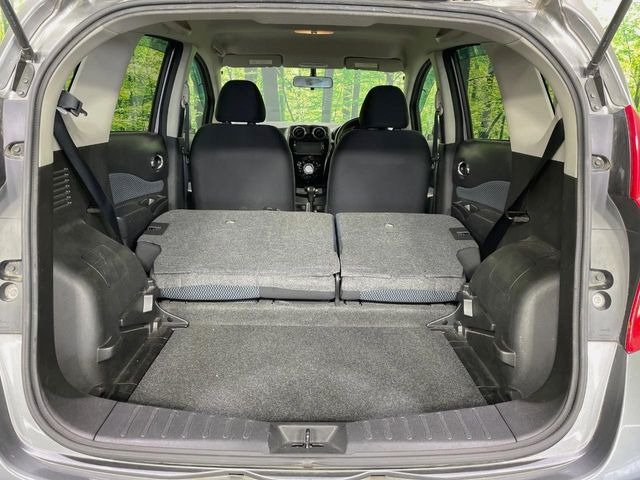 後席を格納すると、これだけの広さが!シーンに合わせたシートアレンジで、大きな荷物も積むことが出来ます♪