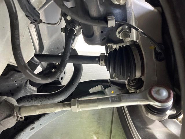 お車を安心してお乗りいただく為には、足回りの定期点検が欠かせません。サービスサポート(有償保証)では無料点検もご提供しており、安心のカーライフをお過ごしいただけるサポート体制が整っています。