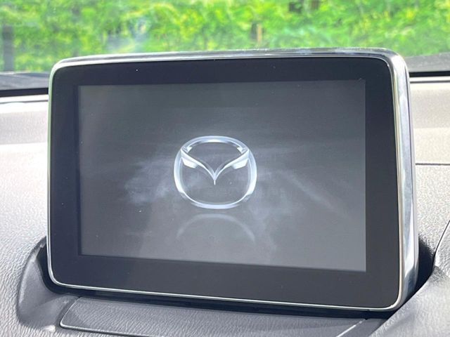 【マツダコネクトナビ】車内の雰囲気にマッチした一体型タイプのナビ。各種車輌設定やBluetooth再生等、様々な機能が楽しめます。直感的なダイヤル操作が可能で、使い勝手も良好です。