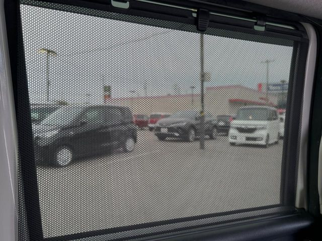 【ロールシェード】日差しや車外からの光が眩しいときにサッと引き出して使える、ロール格納タイプのサンシェードを装備。後席に乗ったお子様がウトウトしだした時など、ぜひご活用ください♪