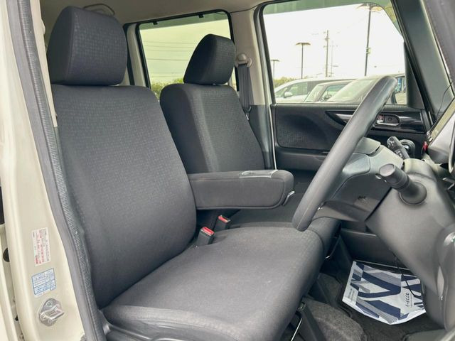 運転席まわりには十分なスペースがあり、大柄な方でもゆったり運転していただける環境です。