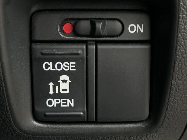 【パワースライドドア】スマートキーや運転席のスイッチでスライドドアの開閉が可能♪電動だから力を入れてドアを開ける必要が無く、小さいお子様でも、重い荷物を持っている時もラクに開け閉めできます♪