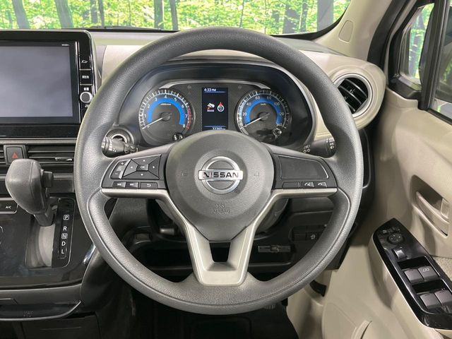 �C���e���A�ɍ��킹���f�U�C���̃X�e�A�����O�́A�^�]�������̂��Ƃ��l���A�^�]���₷���`��A�傫���ł��B�����x�A���ۂɐG���Ă��m���߂��������B