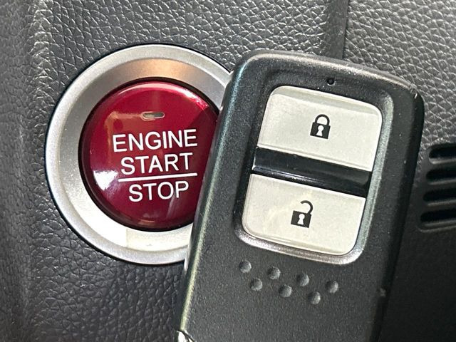 �yHonda�X�}�[�g�L�[�z�J�o����|�P�b�g�ɓ��ꂽ�܂܂ł��h�A�̎{���E�������\�ȃX�}�[�g�L�[�𑕔��B�G���W���̃I���E�I�t�����J�M�����o���K�v����������Ƃ��Ă��֗��ł���