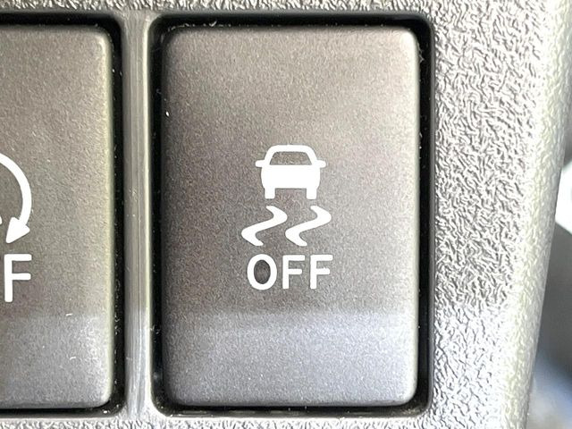 【横滑り防止装置】車両の横滑りを感知すると、自動的に車両の進行方向を保つように車両を制御します。雨の日など滑りやすい路面状況でも安全な運転が可能です。