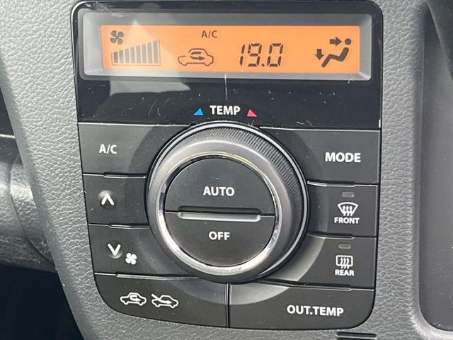 【オートエアコン】一度お好みの温度に設定すれば、車内の温度を検知し風量や温度を自動で調整。暑い…寒い…と何度もスイッチ操作をする必要はありません。快適な車内空間には必須の機能ですね♪