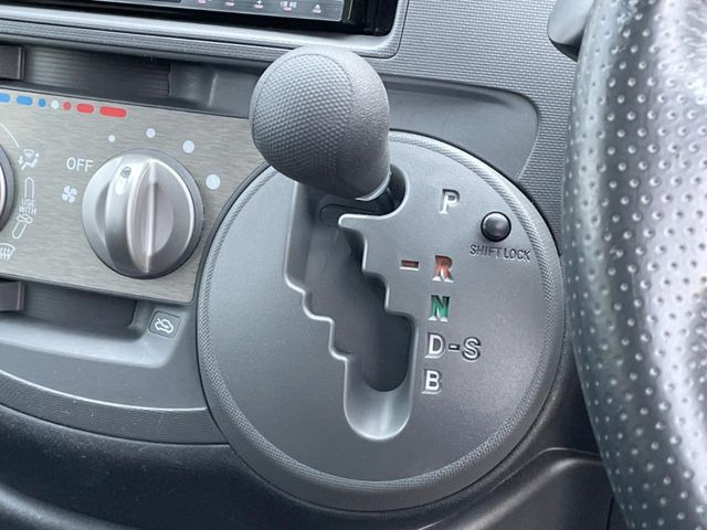 インパネシフトならハンドルからの移動距離が短く操作もスムーズ!また、足元が広くなりすっきりしますので、大柄な方でも快適にお過ごしいただけます。