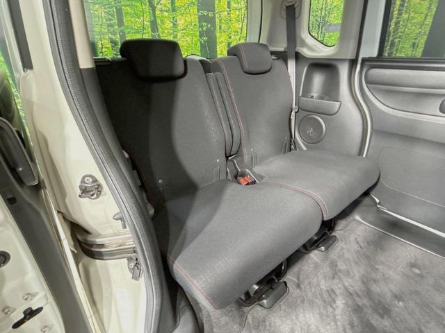 後部座席も気になるようなキズ・汚れやへたり等、大きなダメージはなく、良好な状態です。