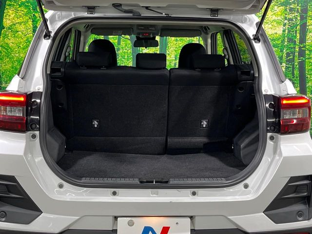 ���i�̂���������ʋ΁A���}���ɏ\���ȉ׎��X�y�[�X���m�ۂ��Ă���܂��B�Z�J���h�V�[�g��|���ƁA�傫�ȉו��̐ύڂ��\�ł���