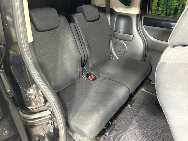 後部座席も気になるようなキズ・汚れやへたり等、大きなダメージはなく、良好な状態です。