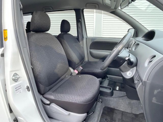 運転席まわりには十分なスペースがあり、大柄な方でもゆったり運転していただける環境です。